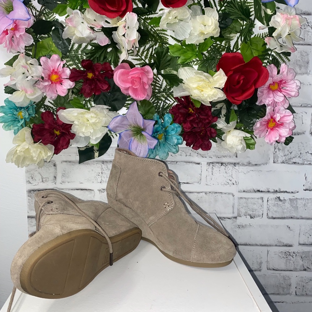 Tom’s size 7 beige bootie